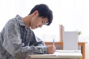 自宅で勉強する学生