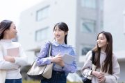 キャンパス内で話をする学生たち
