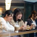 カフェで話をしている２人の学生
