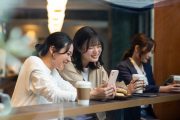 カフェで話をしている２人の学生