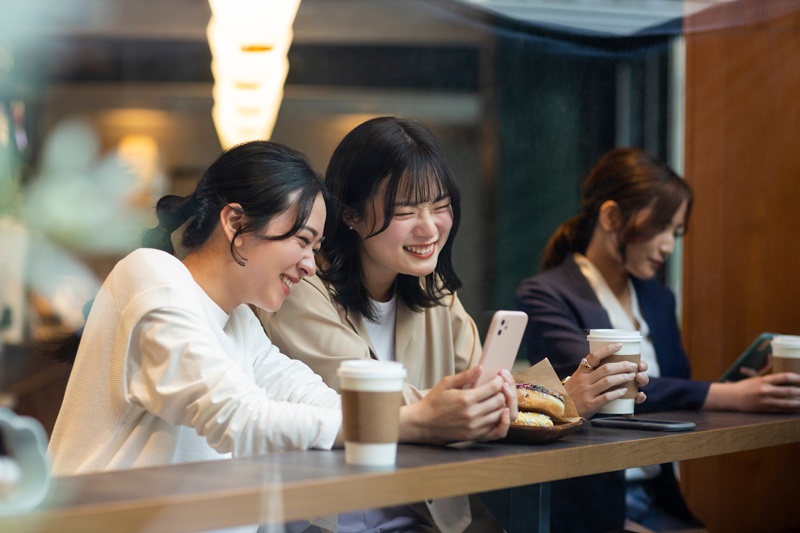 カフェで話をしている２人の学生