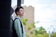物思いにふける学生のイメージ