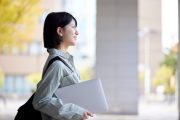 キャンパス内を歩く学生のイメージ