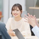 ミーティング中の会社員