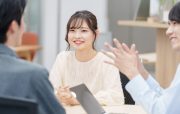 ミーティング中の会社員