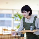 カフェでアルバイトをする学生