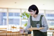カフェでアルバイトをする学生