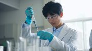 実験をする学生