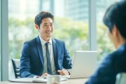 商談中のビジネスパーソン