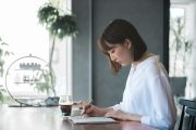 スケジュール帳を書いている学生