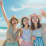 海辺にいる３人の学生