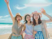 海辺にいる３人の学生