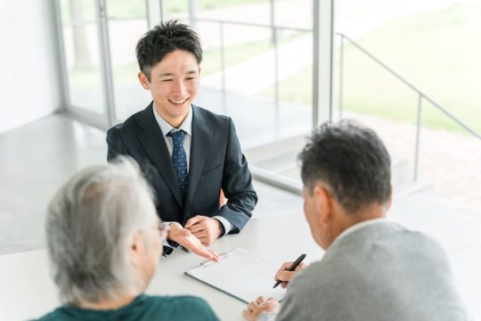 会社の会議室で学生や人事担当者たちが会話をする様子