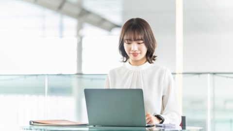 ノートパソコンを使う学生