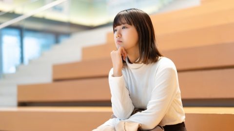 物思いにふける学生のイメージ