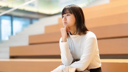 物思いにふける学生のイメージ