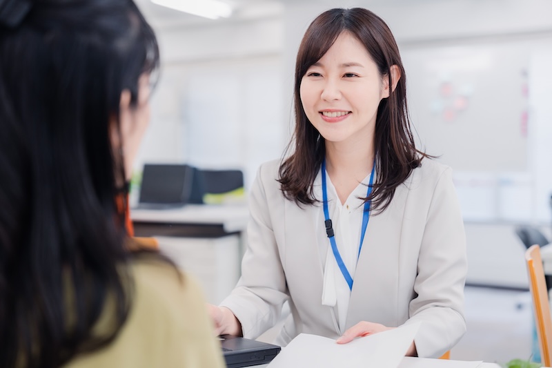 窓口で対応をする会社員