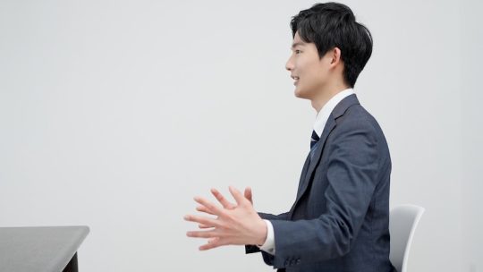 面接を受ける学生