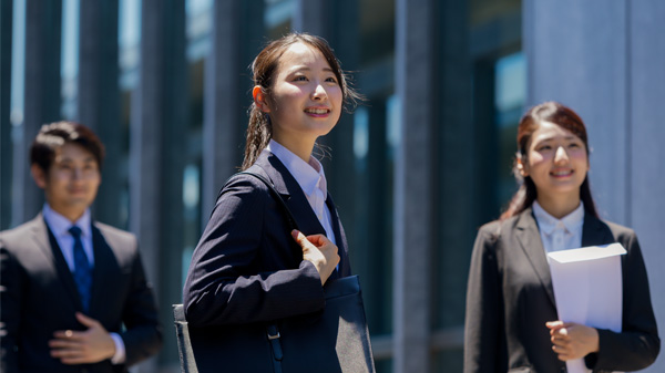 オフィス街を歩く学生たち