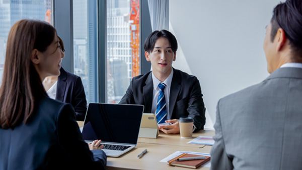 打ち合わせ中のビジネスパーソン